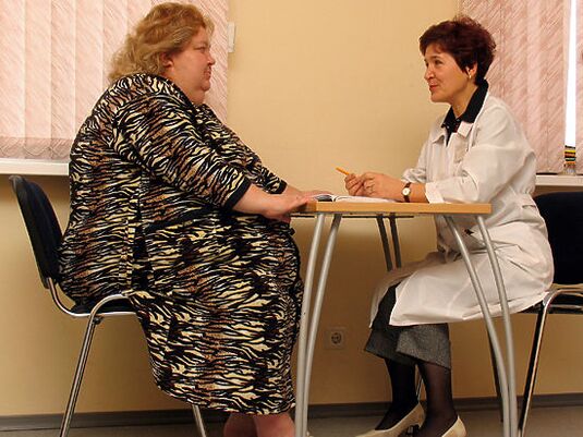 Flebológus szakorvosi konzultáción elhízás okozta visszértágulatban szenvedő beteg